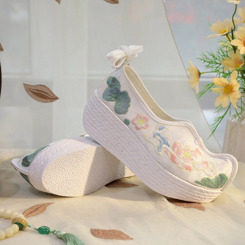 2026 Women's White Lotus Embro - Embroidery Style incelemesi ve fiyatı