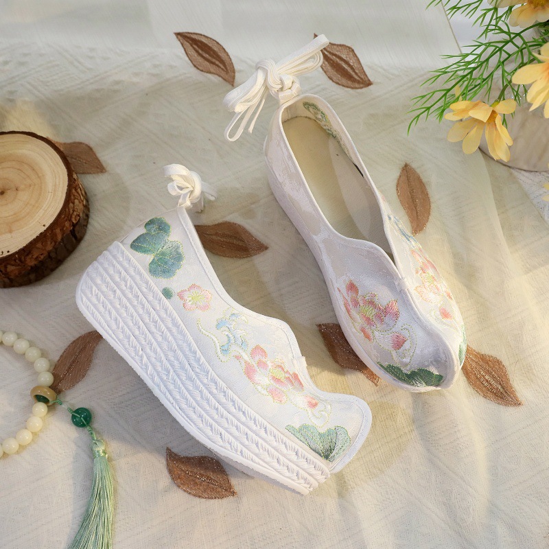 2026 Women's White Lotus Embro - Embroidery Style incelemesi ve fiyatı
