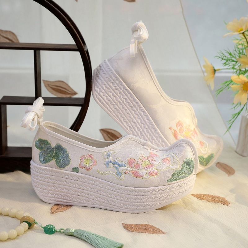 2026 Women's White Lotus Embro - Embroidery Style incelemesi ve fiyatı